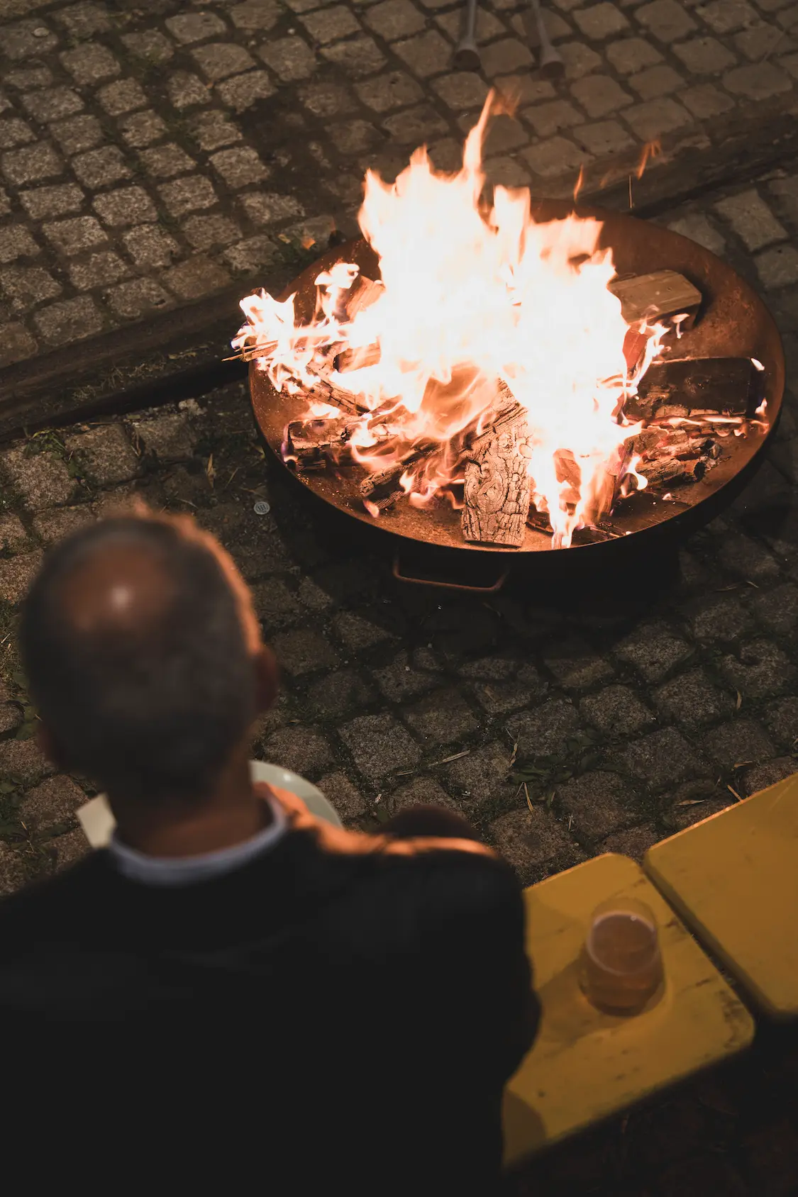 Feuerschale am Abend