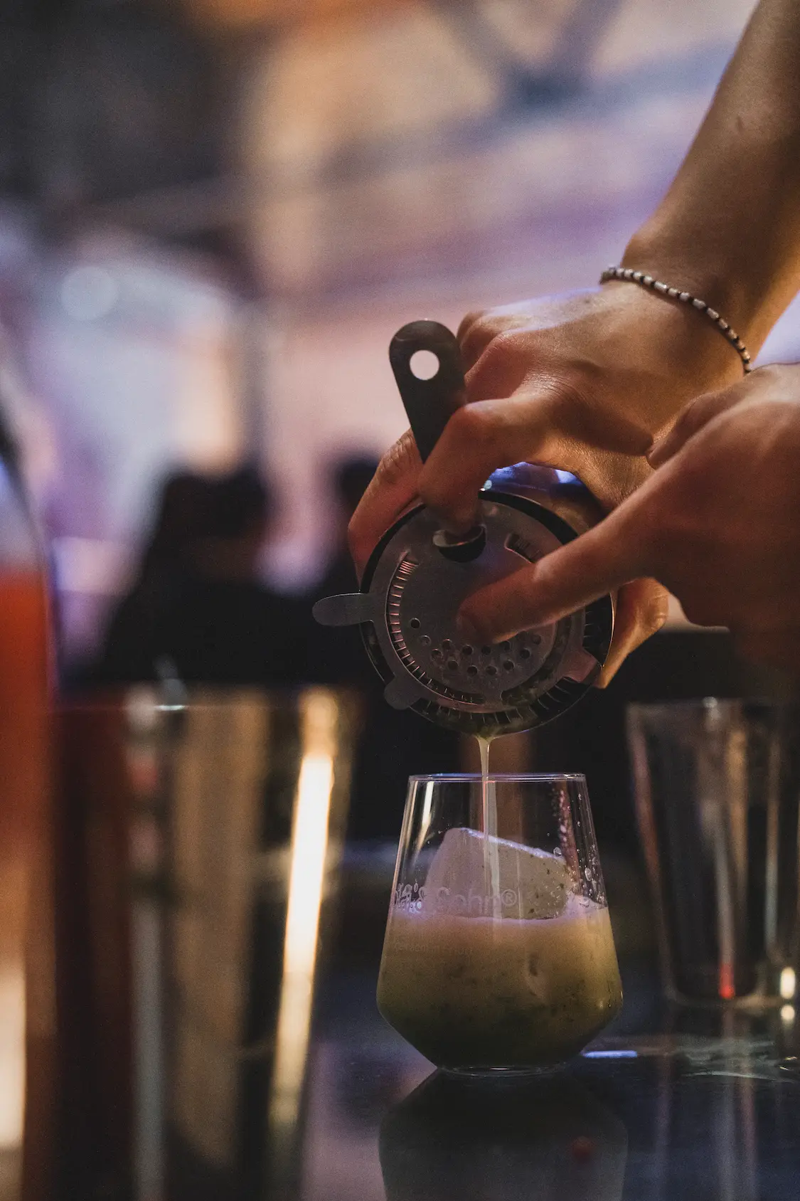 Cocktail wird abgeseiht
